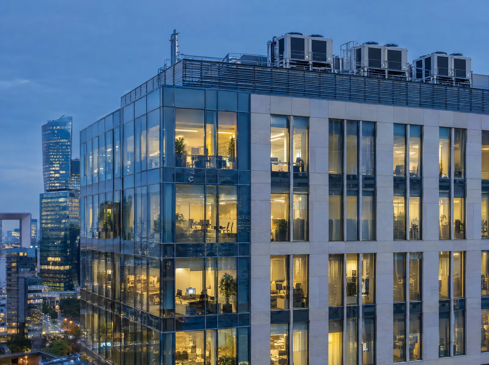 Immeuble de bureaux avec pompes à chaleur en toiture