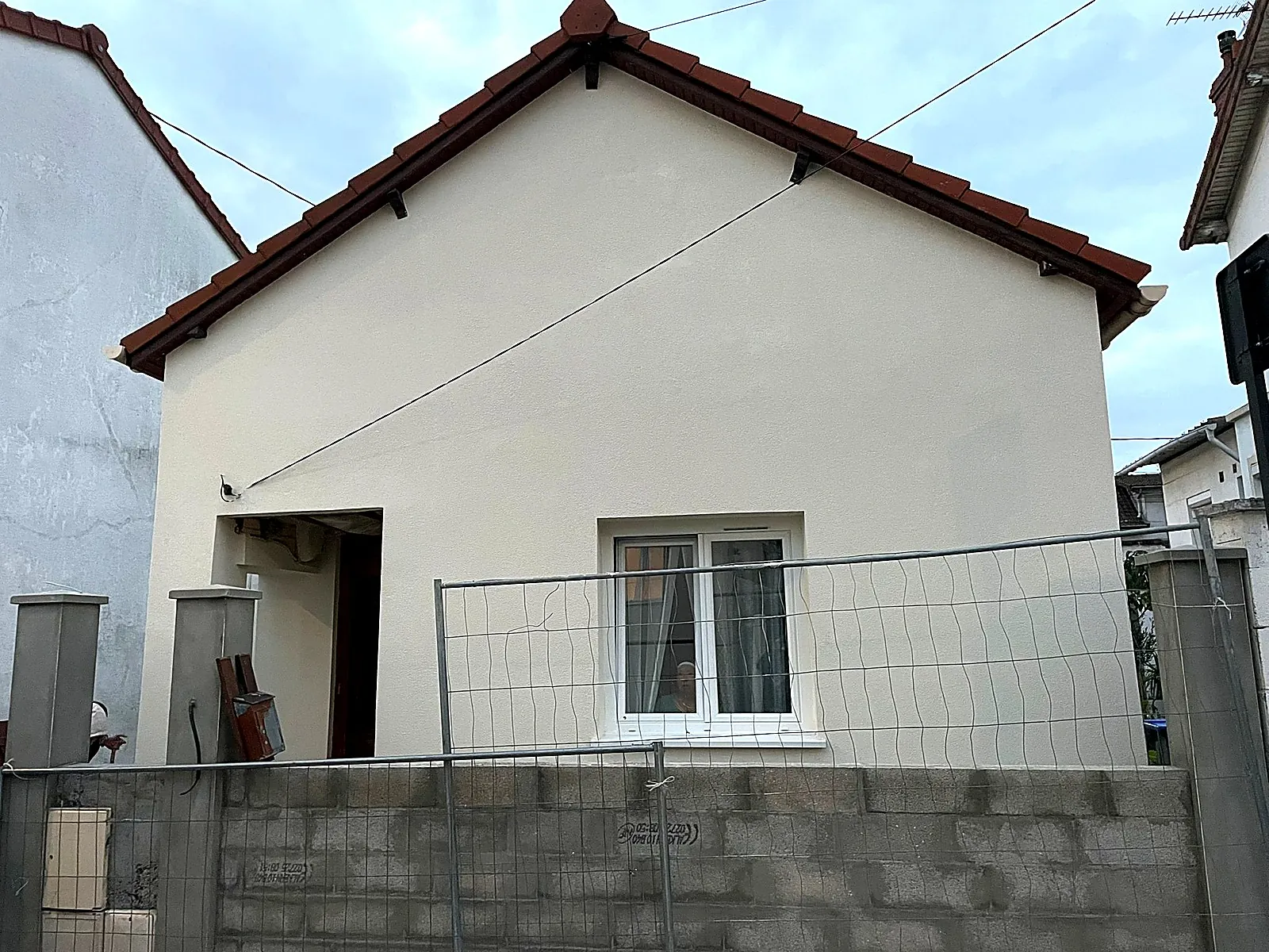 Isolation des murs par l'extérieur d'une maison de ville, Argenteuil (95) : façade côté rue après travaux