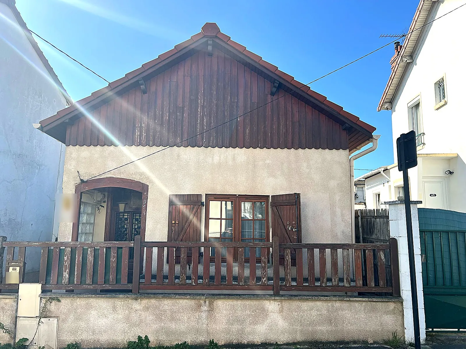 Isolation des murs par l'extérieur d'une maison de ville, Argenteuil (95) : façade côté rue avant travaux