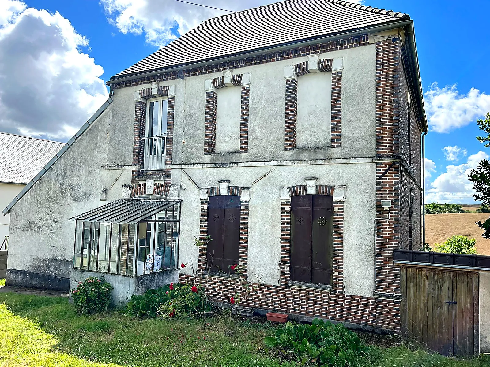 Rénovation d'ampleur d'une maison en pierre et brique, Bœurs-en-Othe (89) : façade avant travaux
