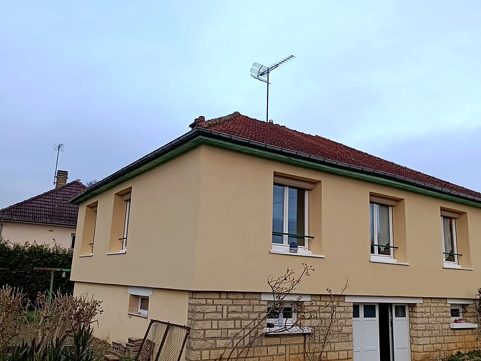 Isolation des murs par l'extérieur d'une maison sur sous-sol, Brienon-sur-Armançon (89) : façade après travaux