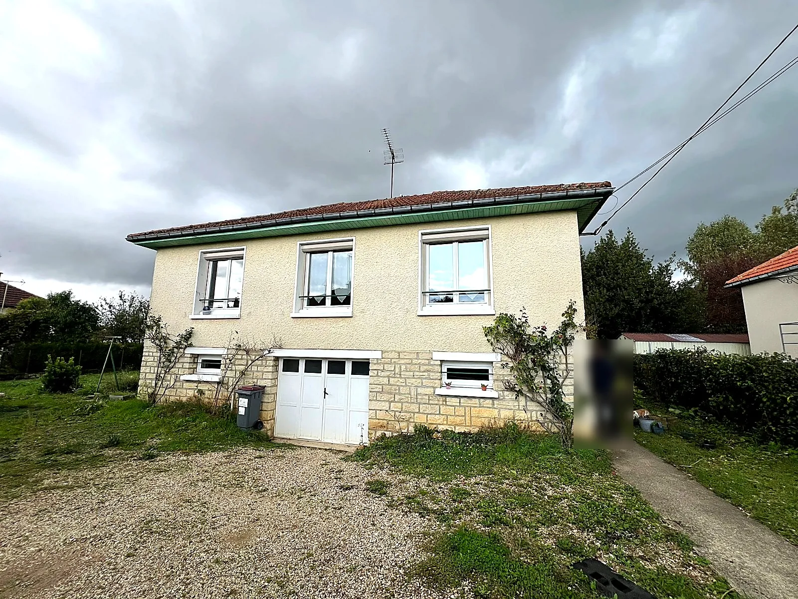 Isolation des murs par l'extérieur d'une maison sur sous-sol, Brienon-sur-Armançon (89) : façade avant travaux