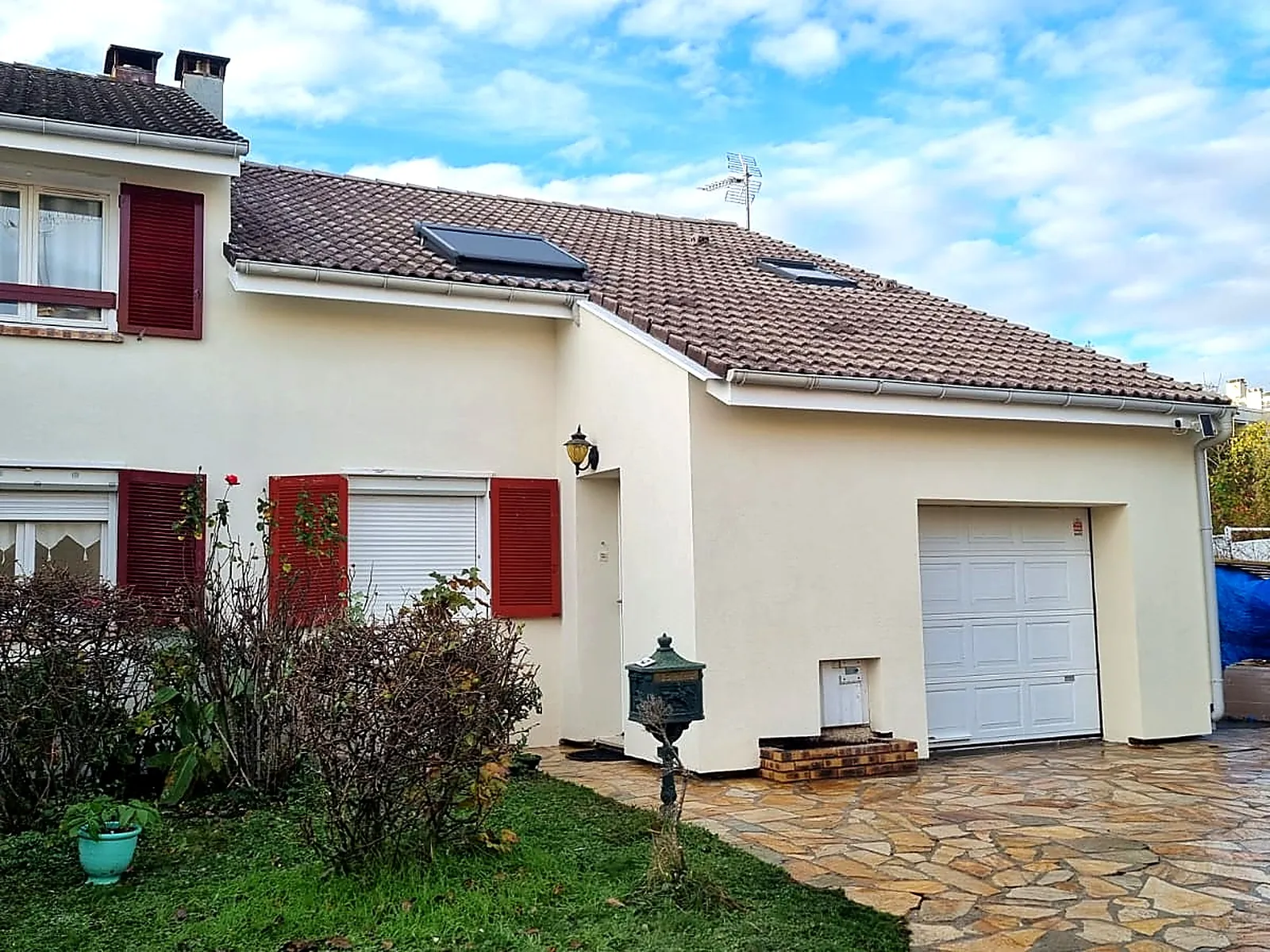 Rénovation multi-travaux d’un pavillon, Chennevières-sur-Marne (94) : façade côté rue après travaux