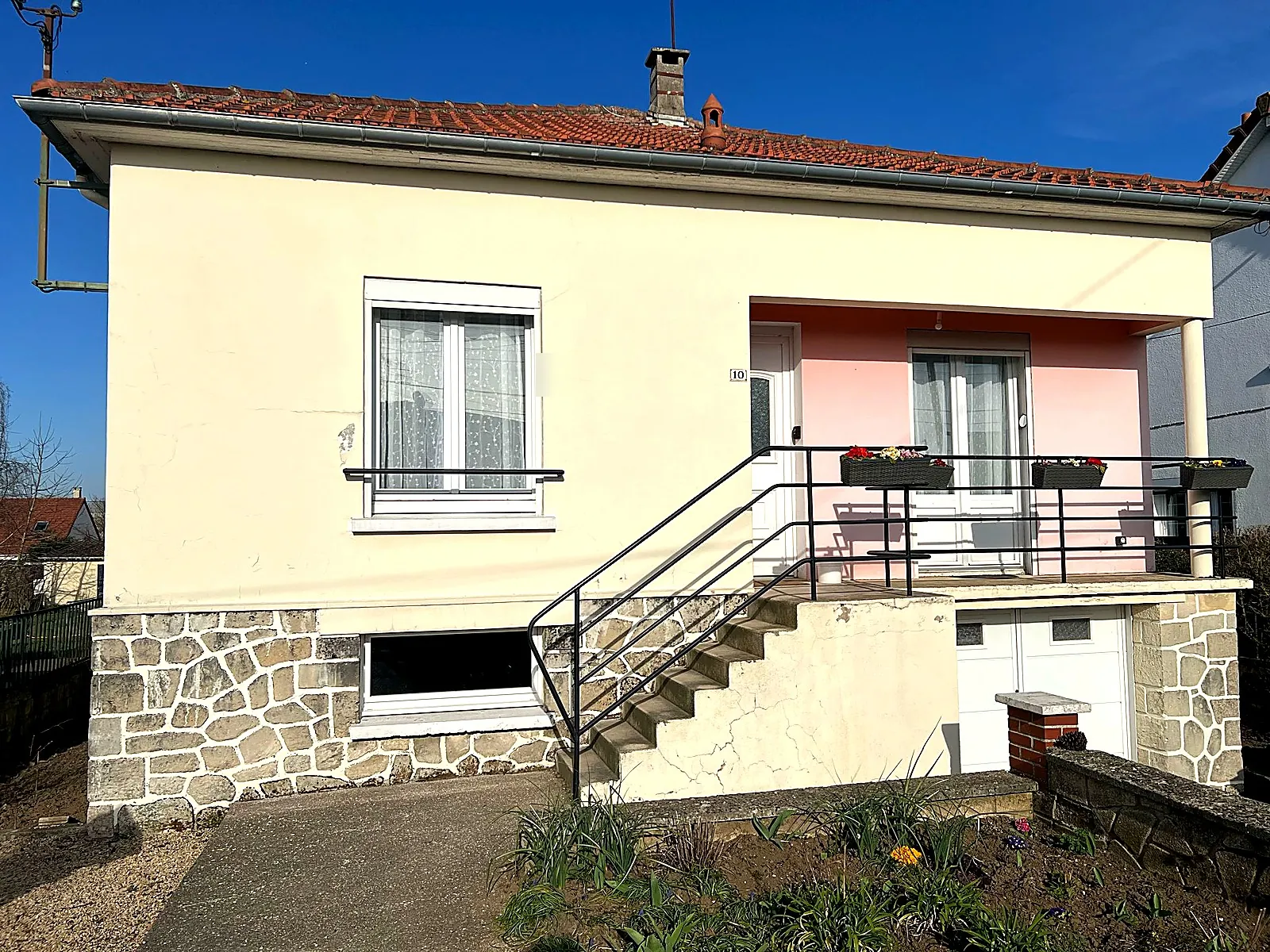 Isolation des murs par l'extérieur d'un pavillon sur sous-sol, Laon (02) : façade avant travaux