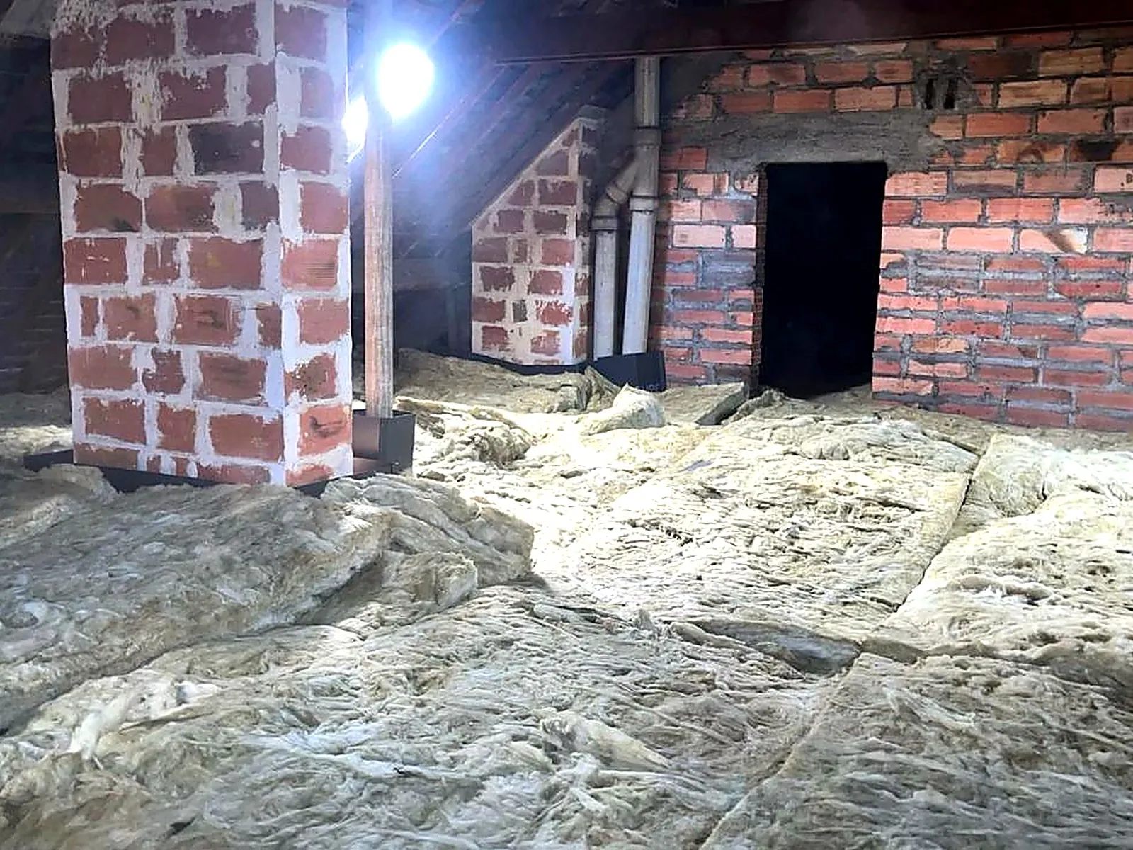 Bâtiment collectif : combles et pompe à chaleur, Le Mans (72) : combles après travaux