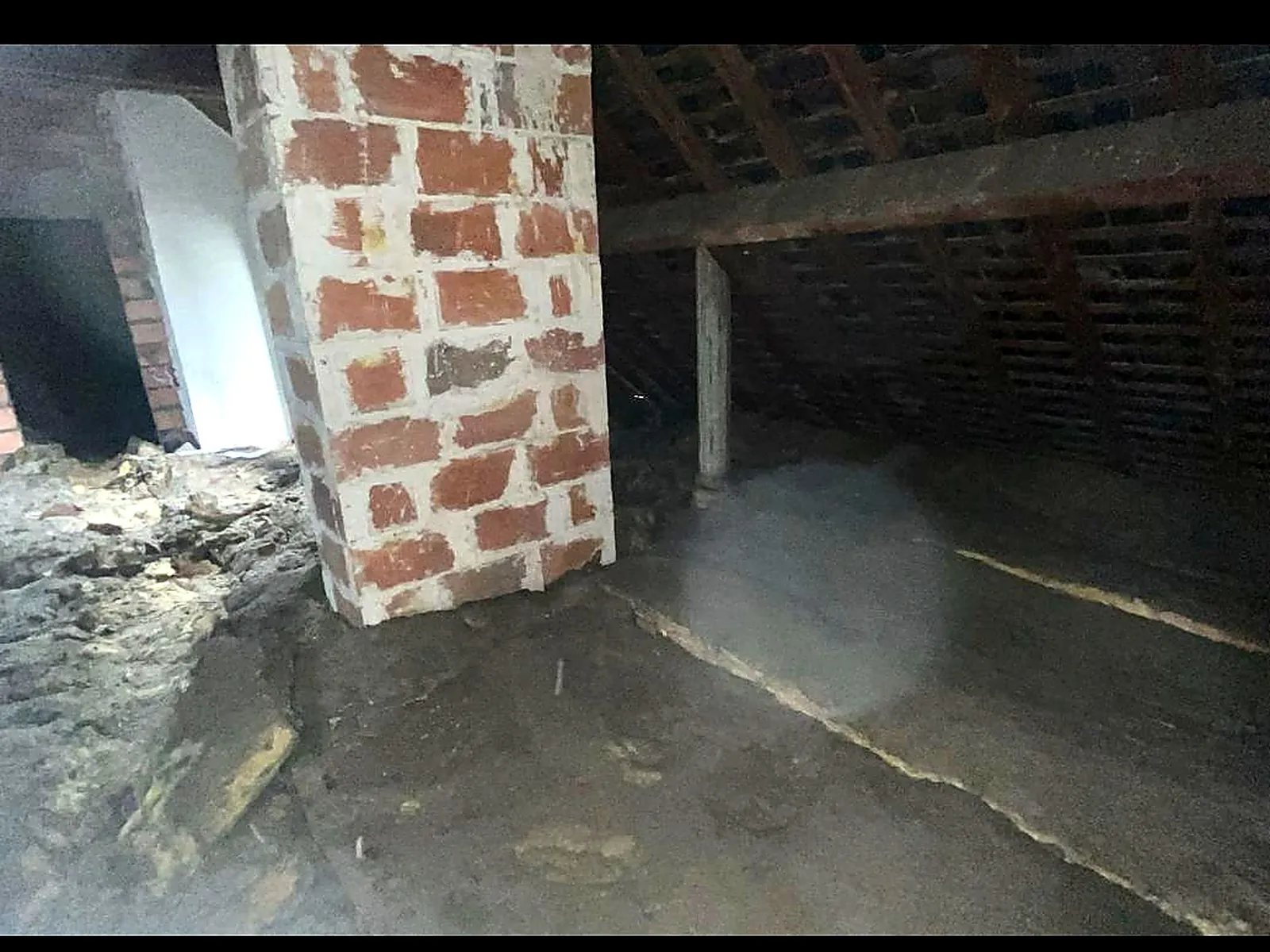 Bâtiment collectif : combles et pompe à chaleur, Le Mans (72) : combles avant travaux