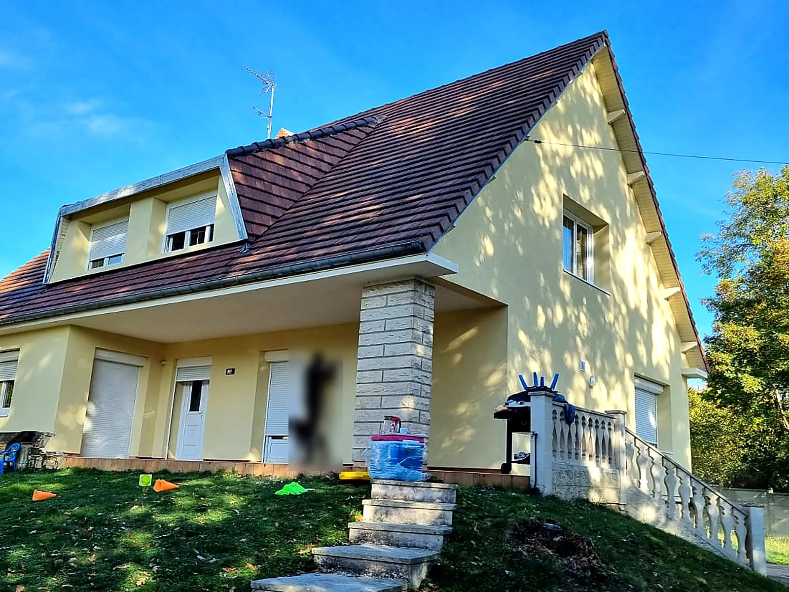 Isolation des murs par l'extérieur d'une maison familiale, Saint-Brice-sous-Forêt (95) : façade après travaux