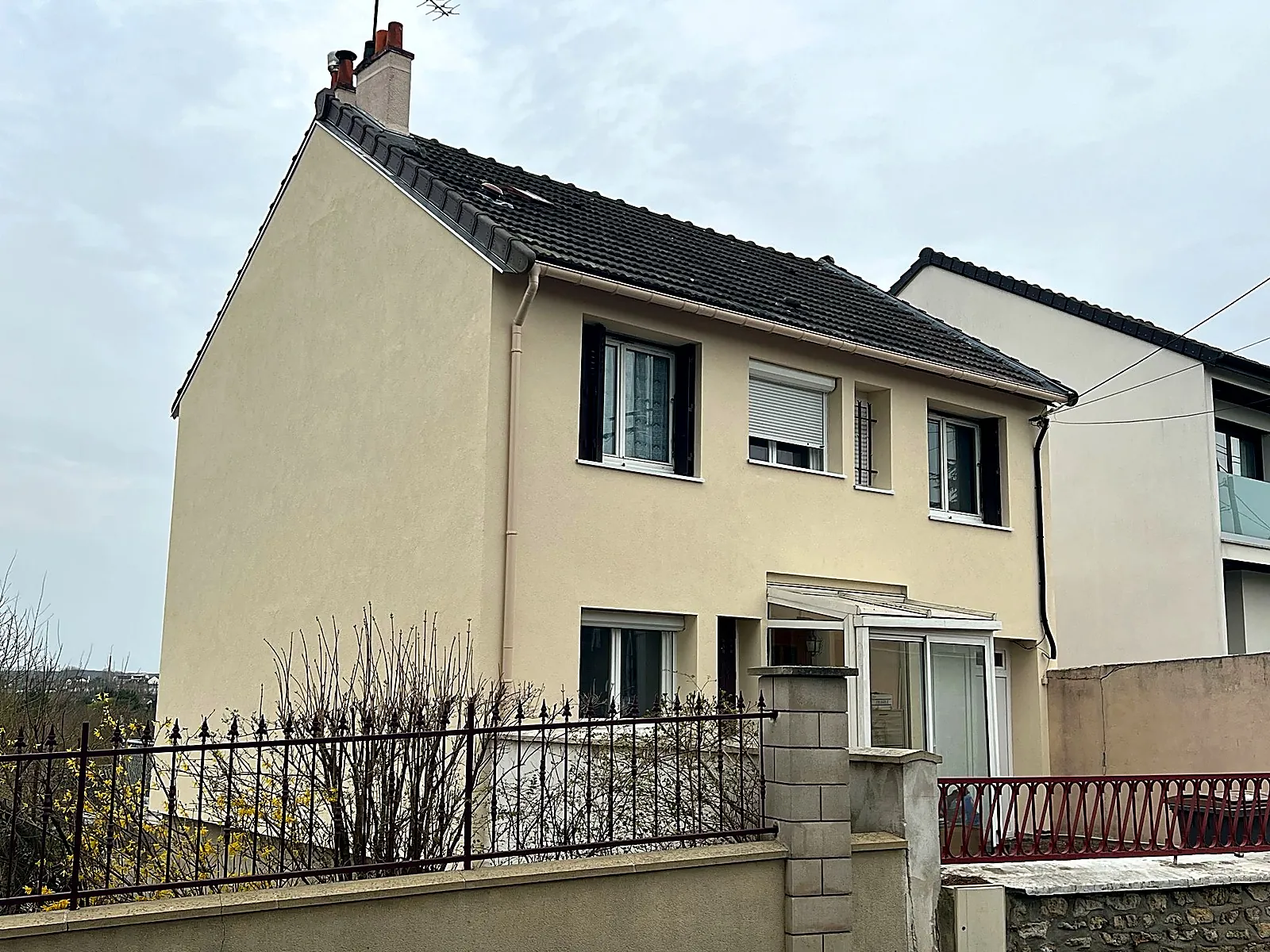 Isolation des murs par l'extérieur d'une maison de ville, Vaux-le-Pénil (77) : façade côté rue après travaux