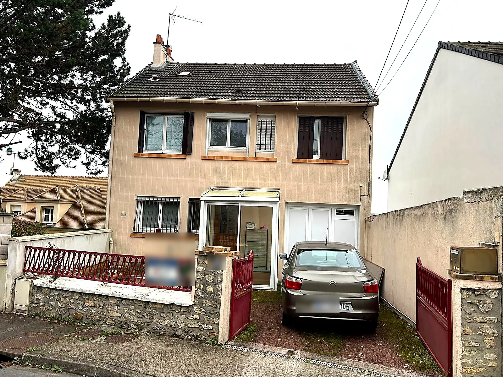 Isolation des murs par l'extérieur d'une maison de ville, Vaux-le-Pénil (77) : façade côté rue avant travaux